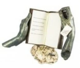 Открытая книга в фигурной подарочной подставке