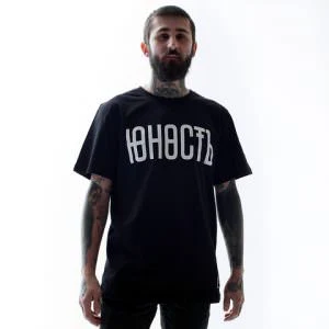 Мужчина в чёрной футболке с белой надписью